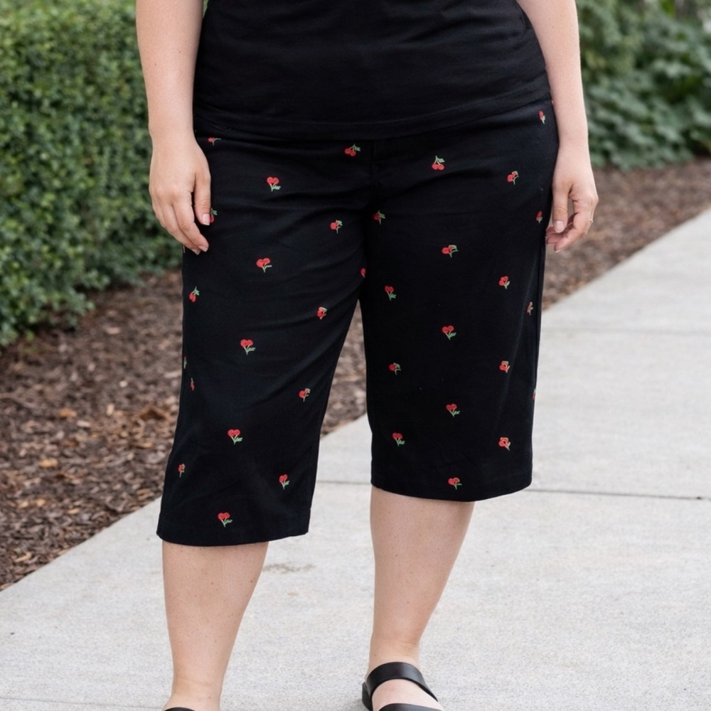 90s Briggs New York Capri Black Chino Pants with Cherry Embroidery Casual